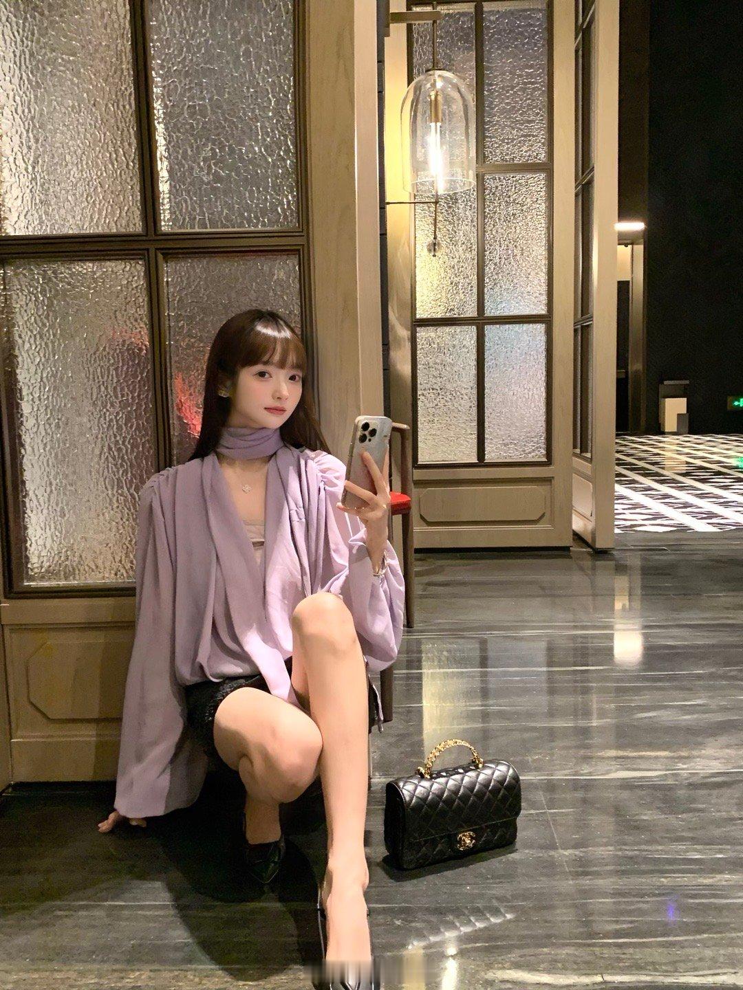 拍到了最近很火的蹲姿挺废腿的  