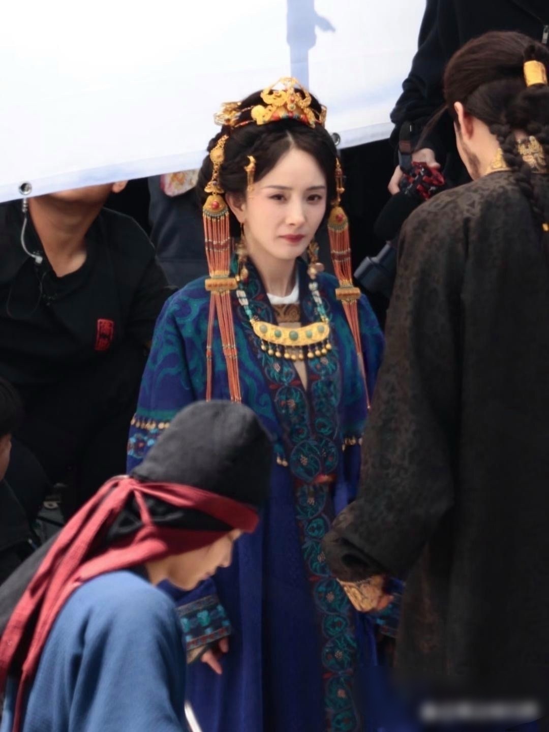 杨幂新剧瘦得都嗦腮了，虽然瘦了显得凌厉霸气，但年龄感也上来了。 ​​​