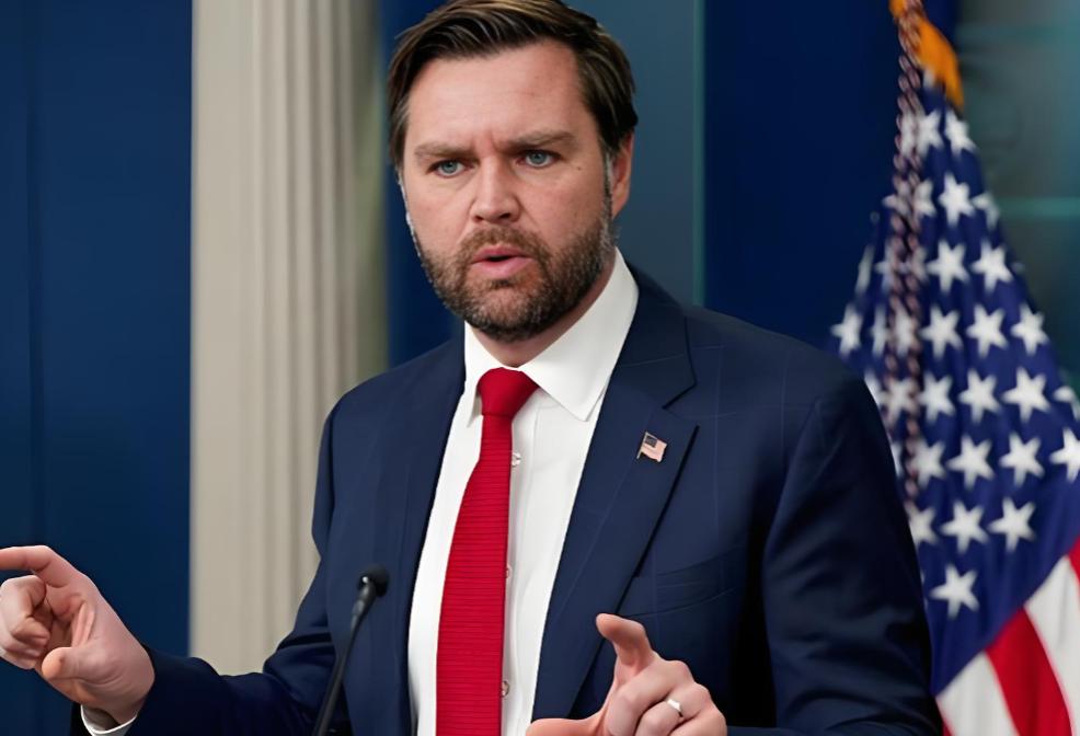 美国副总统万斯公开表态，怒斥乌克兰总统泽连斯基的无耻行径。他表示，自己直到近日才