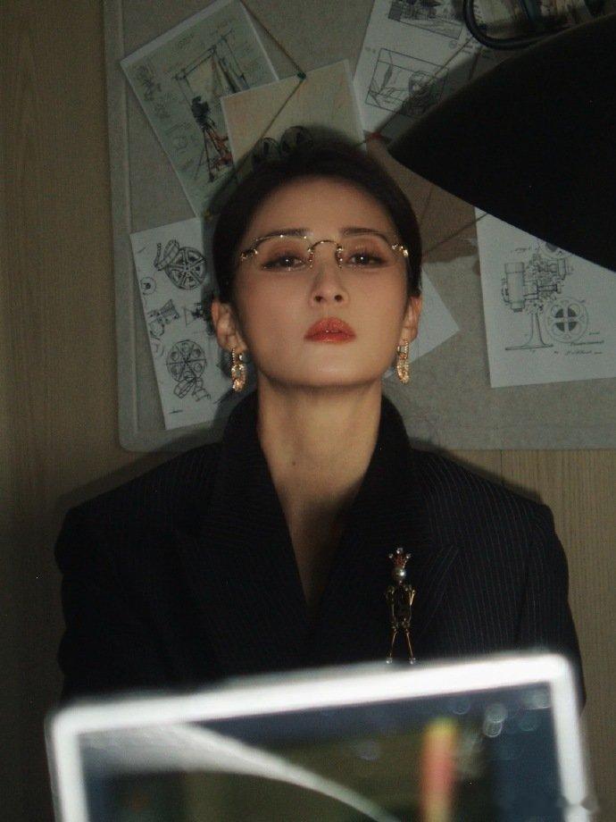 谁懂啊！袁弘前排坐陈建斌蒋勤勤，蒋勤勤还入围金鸡最佳女配，这座位区自带关注度，坐