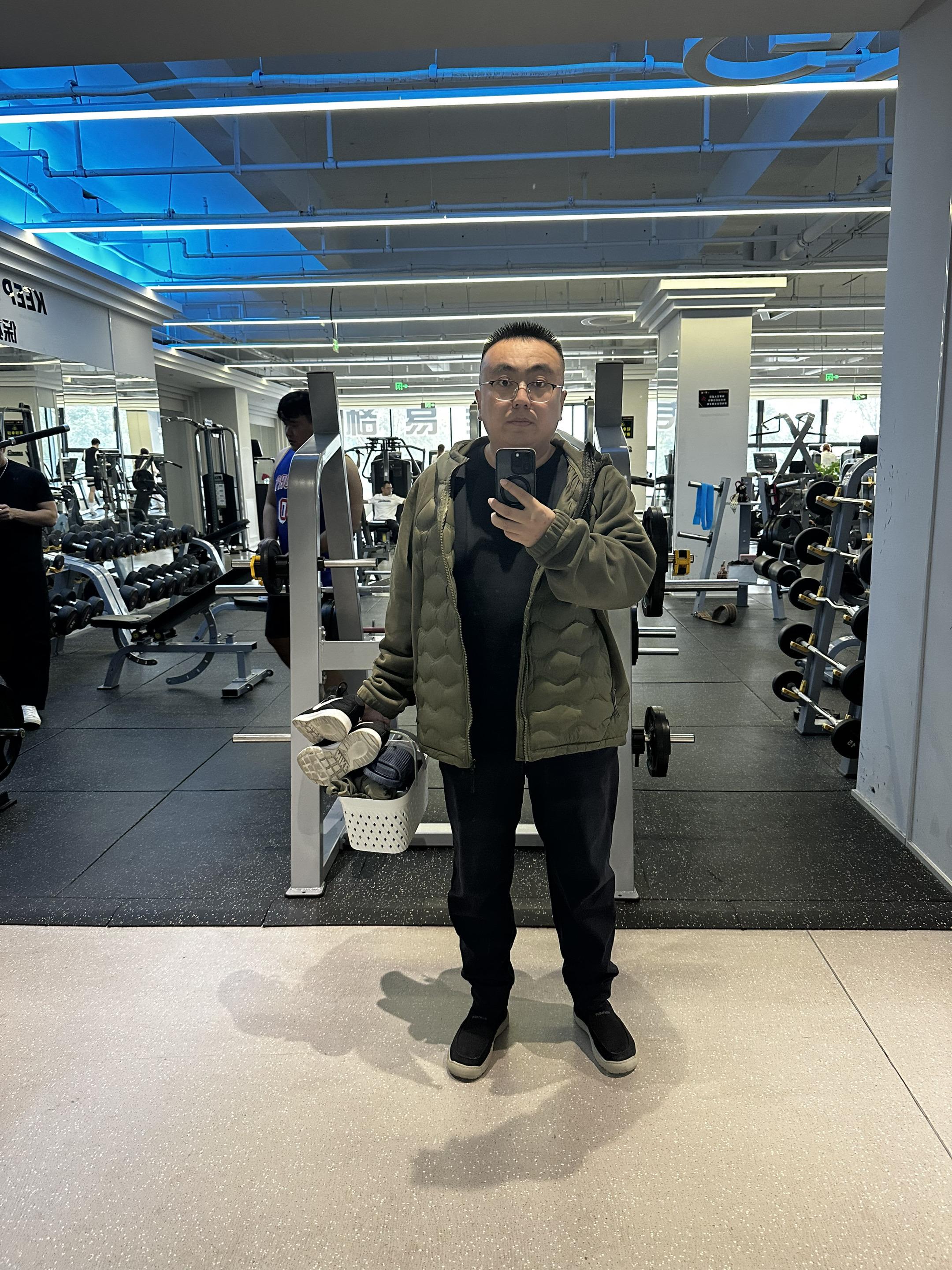 中午一碗半的面条，配上一个多小时的锻炼，这就是我的日常生活：痛并快乐着！