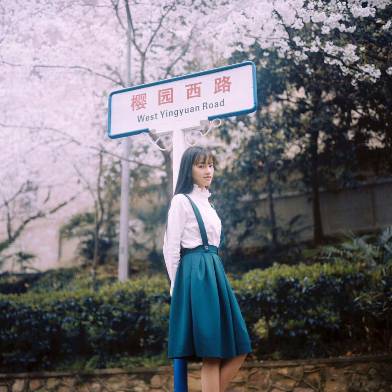 黄灿灿梦回武大校花 她穿上那套衣服，就是武大樱花季最好的宣传片。不是樱花衬人，是