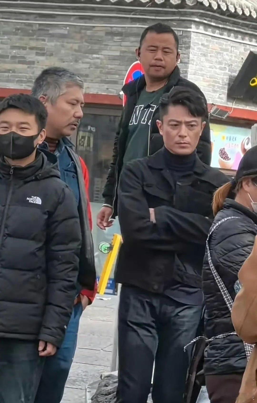 人群中的霍建华，他有种对一切都很佛系的感觉。 ​​​