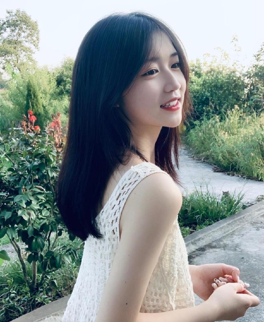 有次带客户去采摘园，中间路过一个自然村，几个女客户想解手，我跑到村里去联系。
