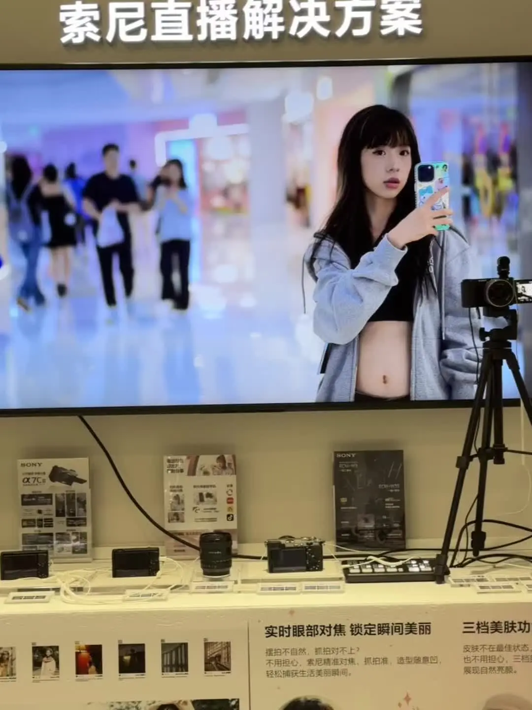 出去玩朋友们总是在帮忙记录很美好很开心的时光，心情不好，两年没见的老朋...