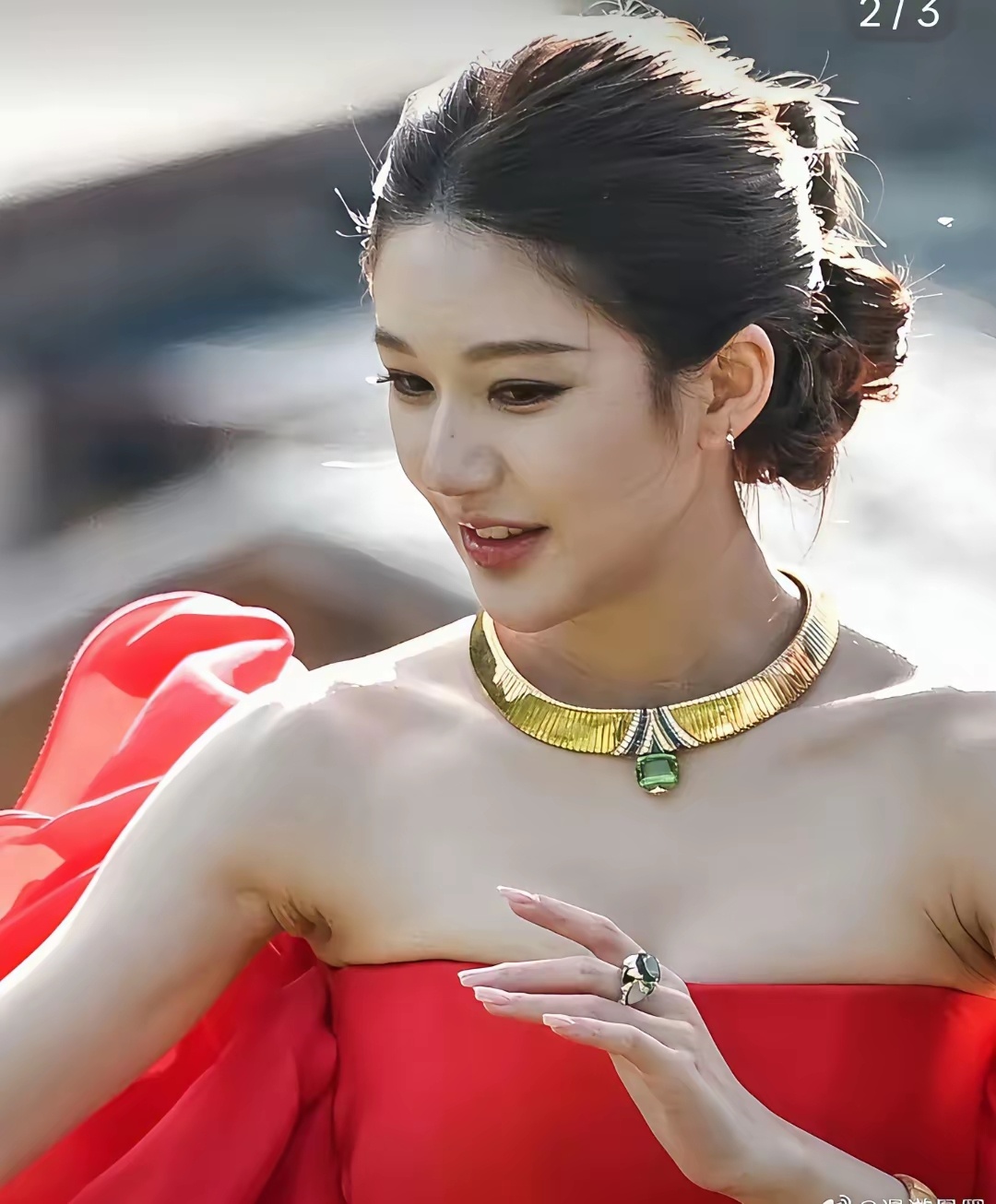 这么美的赵露思，这嘎子窝也太黑了吧，难道是摄影师故意这样拍的吗？赵露思这两年的颜