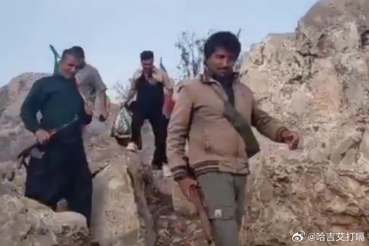 凤凰新闻【伊朗漫山遍野搜查美飞行员，老百姓背着枪翻山越岭，这一幕令白宫都看懵了】