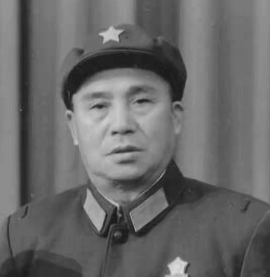 1947年，四野一位师长娶了牺牲战友的遗孀。

新婚夜，他没碰新娘，反而对着她提
