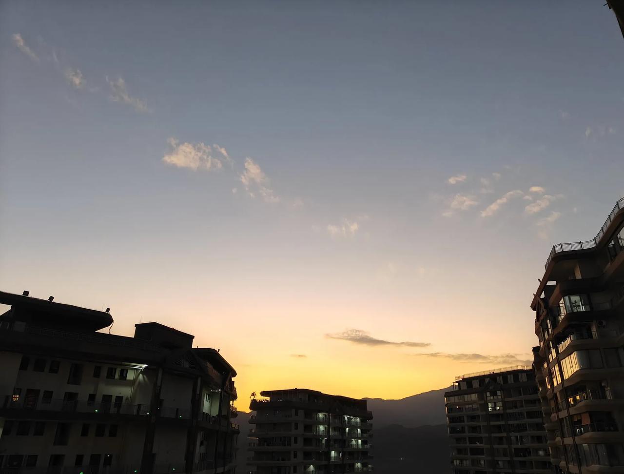 图片的饺子，是刚刚朋友圈上，营口小雨木屋公司担当经营的年轻女员工，小丁这个女孩子