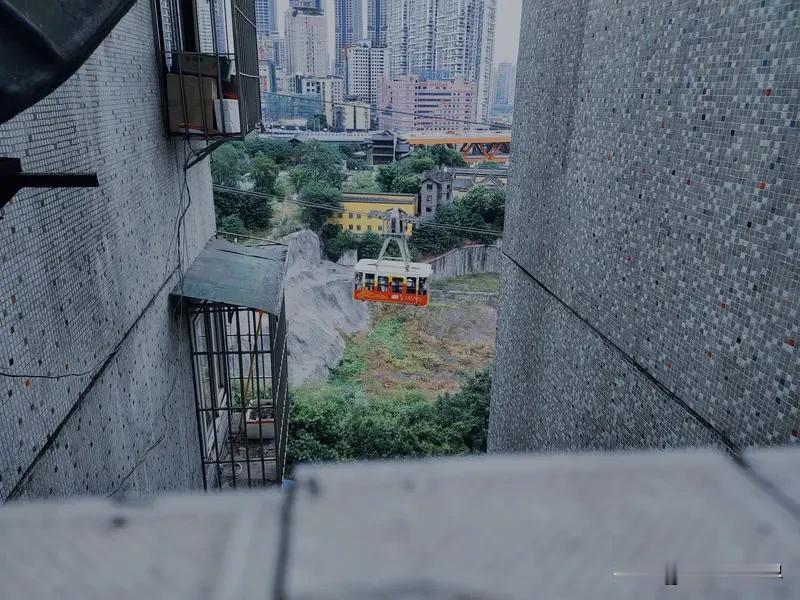 重庆景点我最喜欢洪崖洞。它就像现实版的“千与千寻”世界，夜晚华灯初上，那璀璨的灯