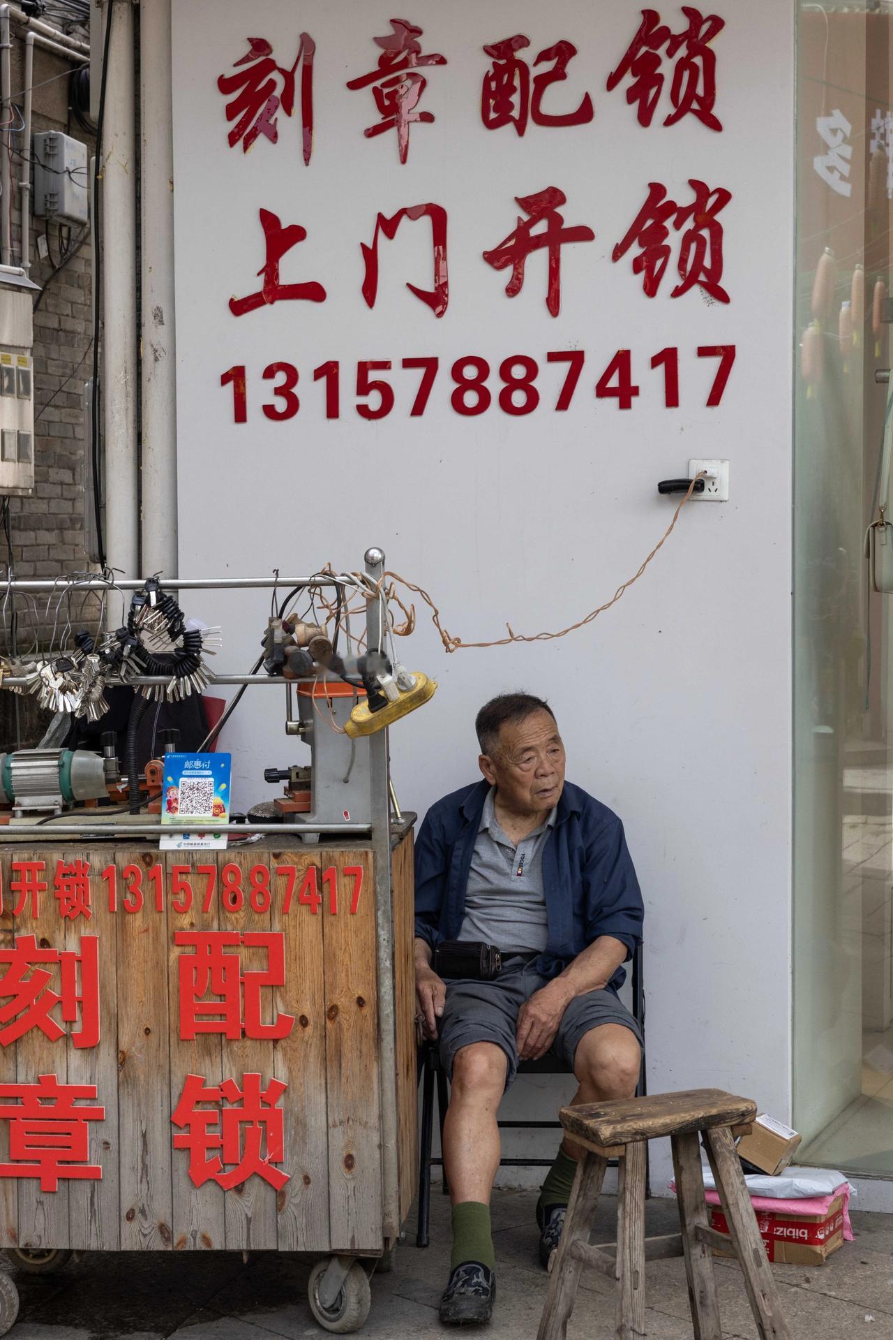 丽水市莲都区的市井生活。趁着春光美，街头扫一扫。
这里没有大城市的繁华时尚，却更