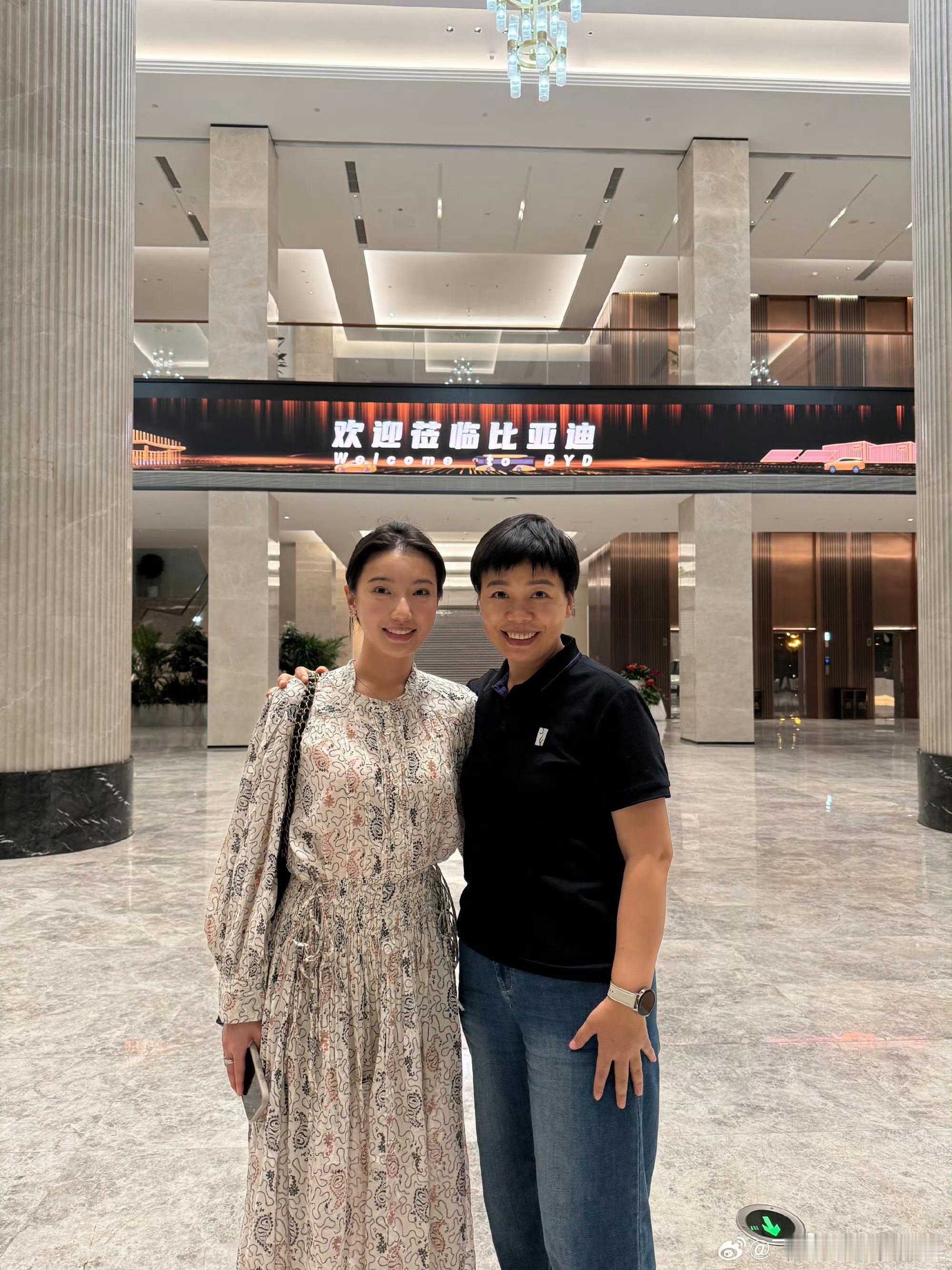 飞飞的车排面了，仰望老总胡晓庆亲自接待[嘻嘻] ​​​