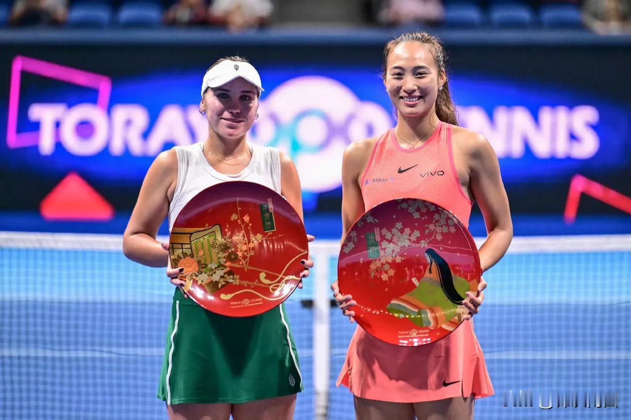 东京站对郑钦文来说是有特别意义的一站巡回赛。职业生涯的第一个巡回赛决赛是这里，第