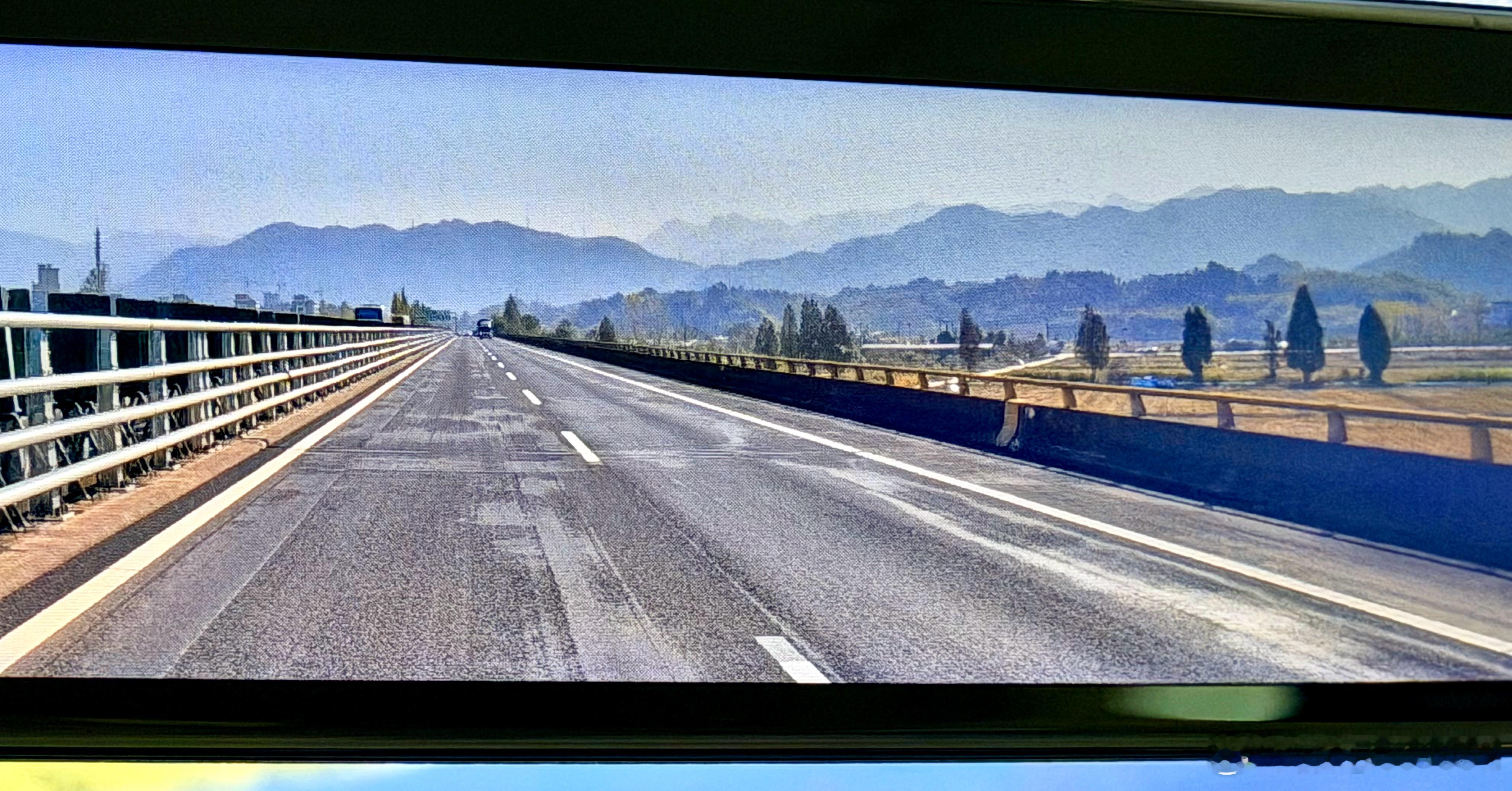 我不说，你能猜出来，这是 上的流媒体后视镜吗？超清晰的有木有！虽然车在向前行驶，