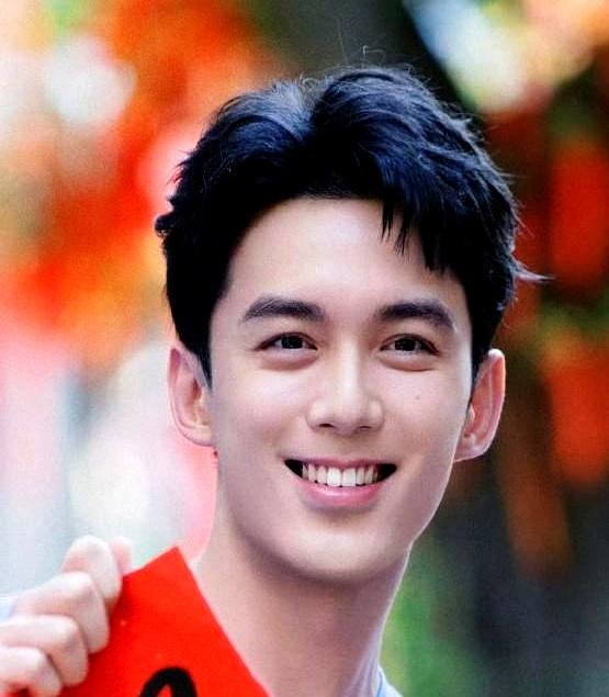 别人还在卷杂志封面呢，吴磊这波操作直接赢麻了！
最近他居然成了娱乐圈第一个登上《