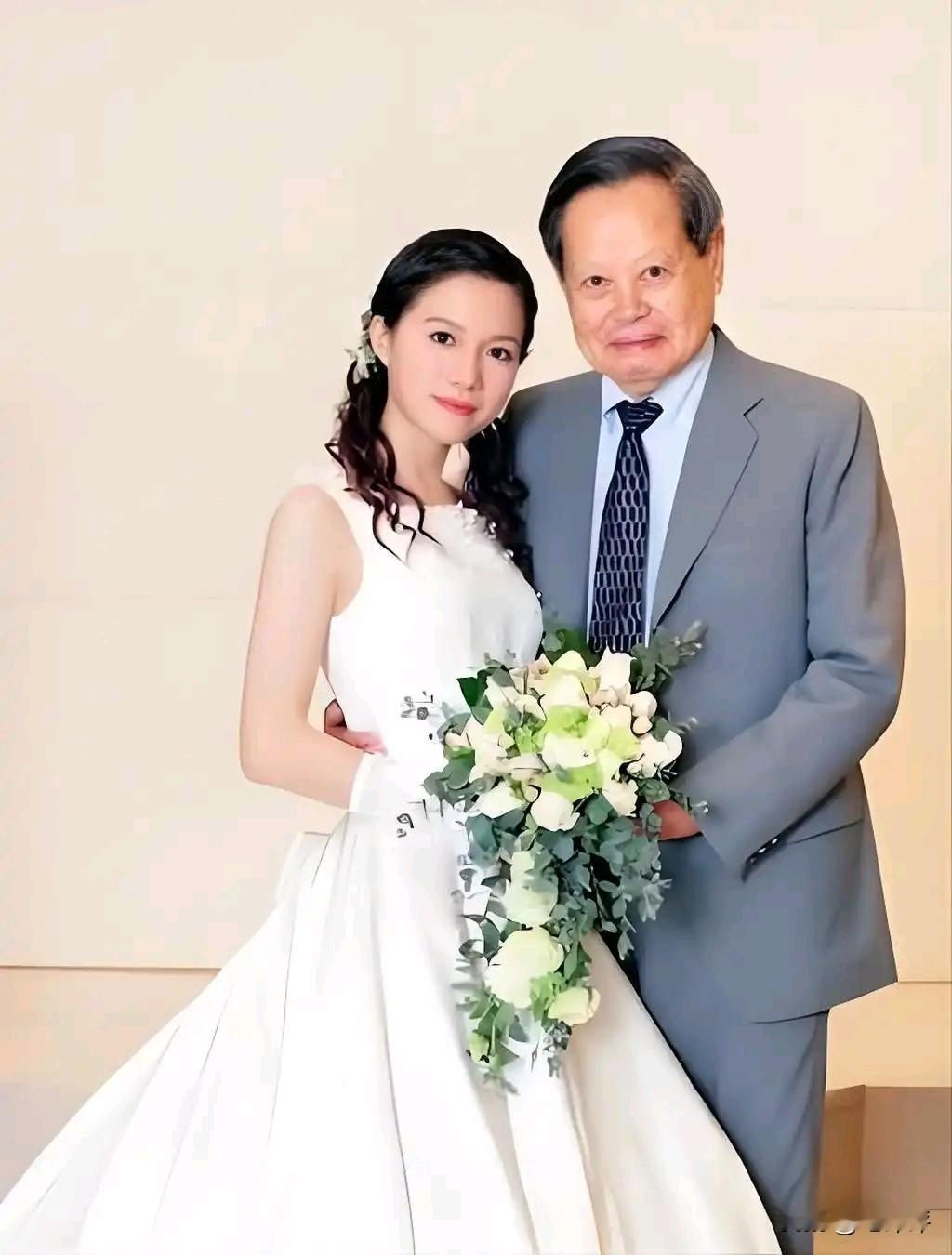 在一次跟鲁豫的采访对话中，杨振宁说：“老年的杨振宁会对翁帆说，如果我百年之后，希