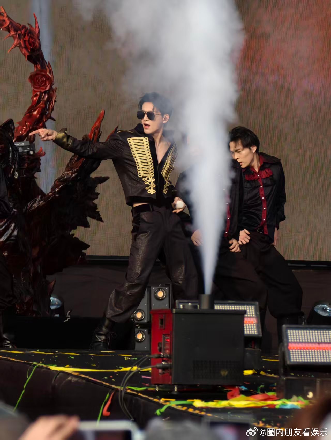 姚琛腹肌富有且慷慨姚琛腹肌生图 音乐节的姚琛把“慷慨”打在公屏上！腹肌大方秀，线