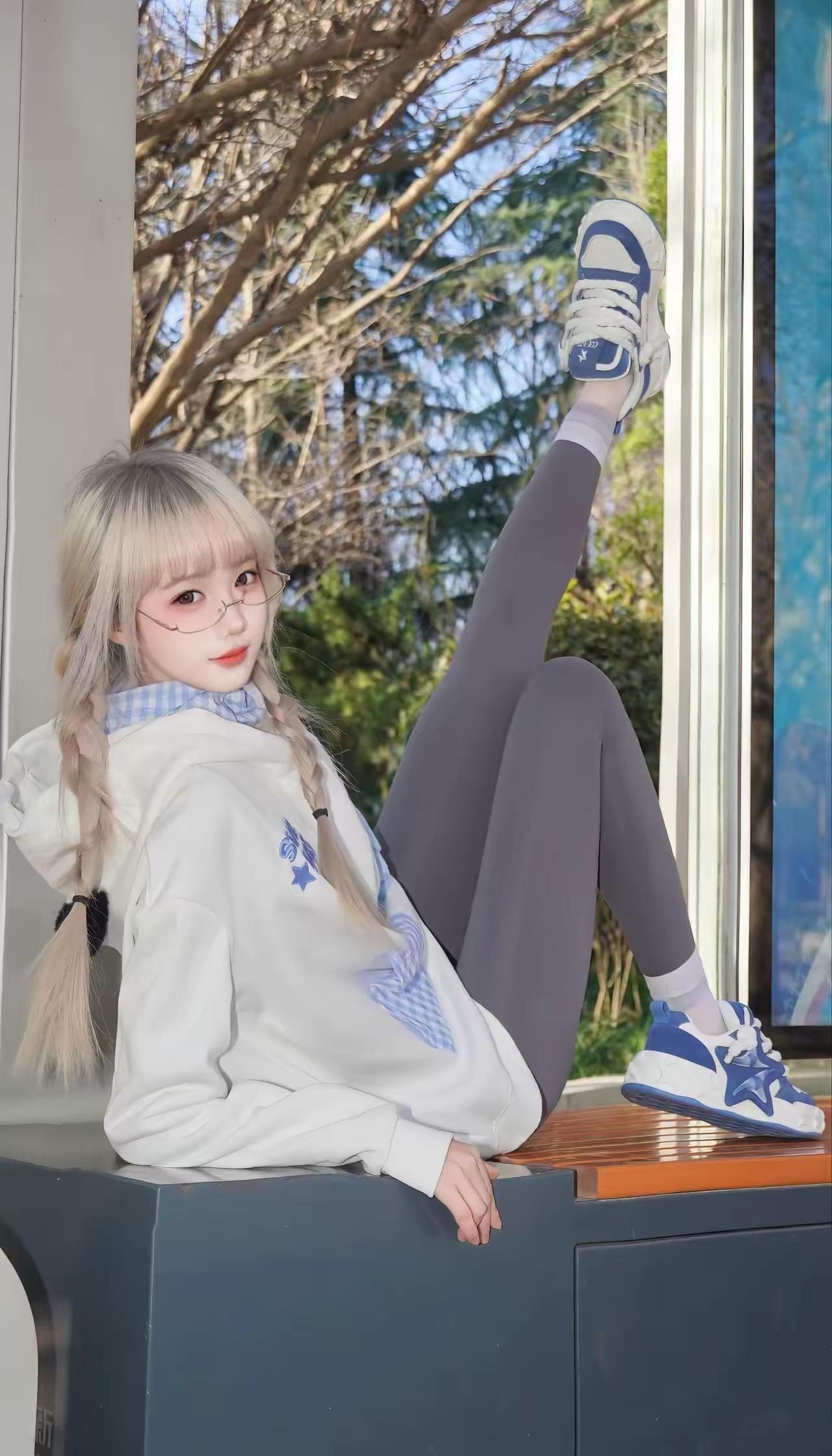 阳光下的少女，休闲穿搭，清新自然想看看你相册里的山水画 什么馅的饺子是你们的最爱