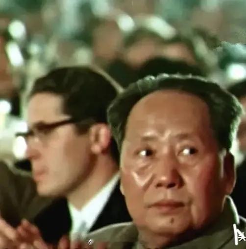 毛主席的这个眼神，不怒自威，深邃如炬，绝对能瞬间就能看透人的内心世界。那些心怀鬼