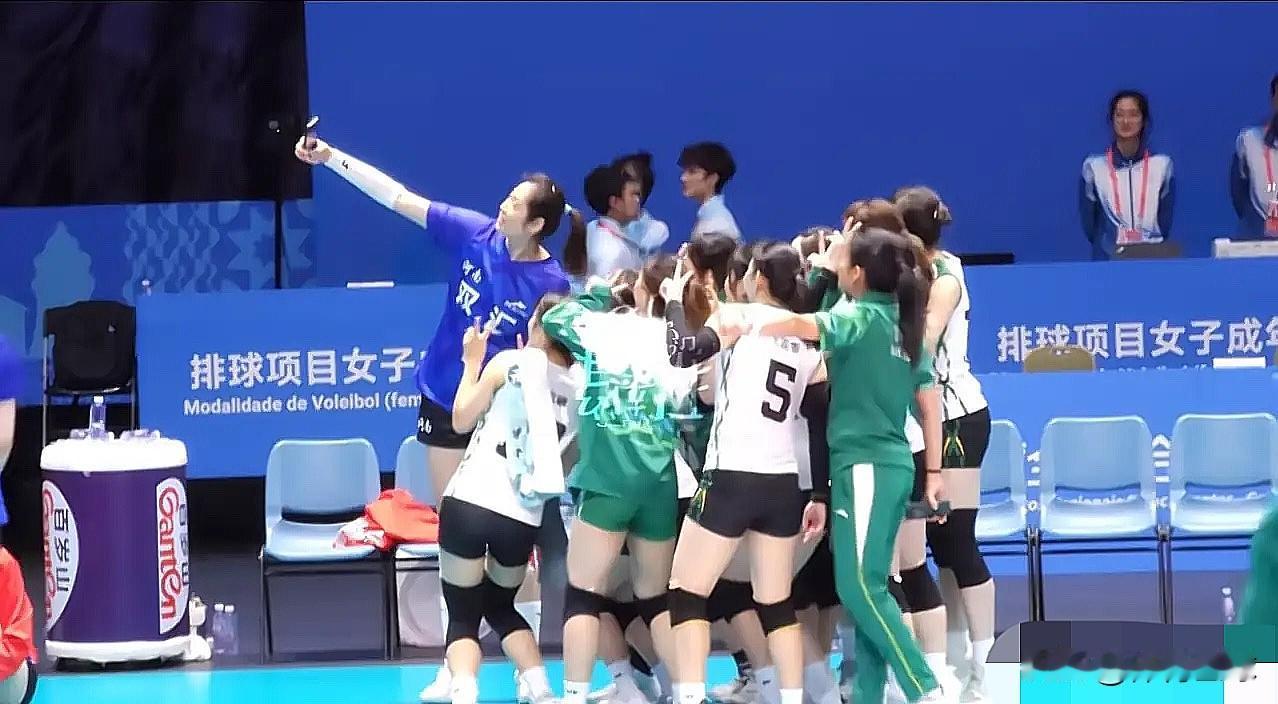朱婷人气太高了：赛后保留节目又来了！

河南女排 3-0 赢了澳门女排，澳门女排