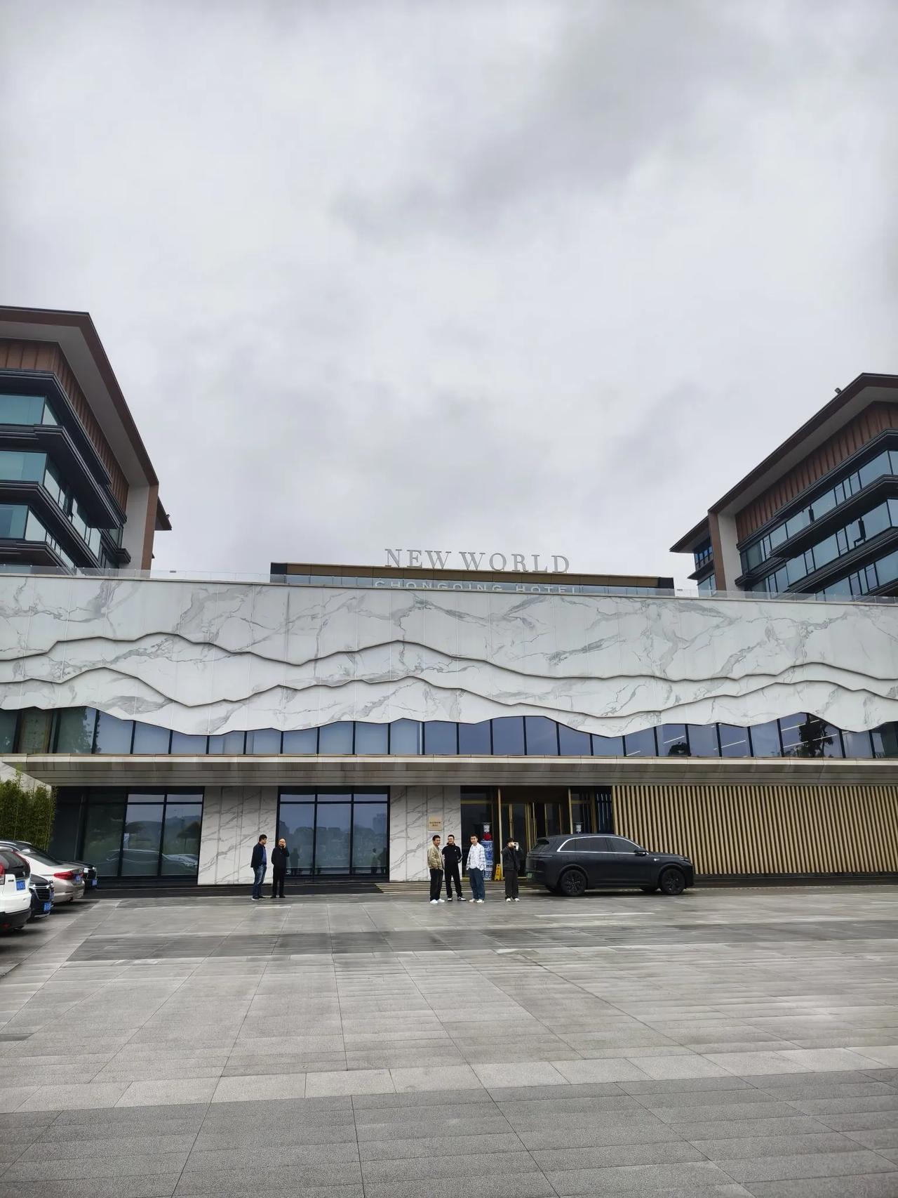 璧山酒店
        ——南木子
璧山酒店新世界，
五星打造挺高端。
滨临秀