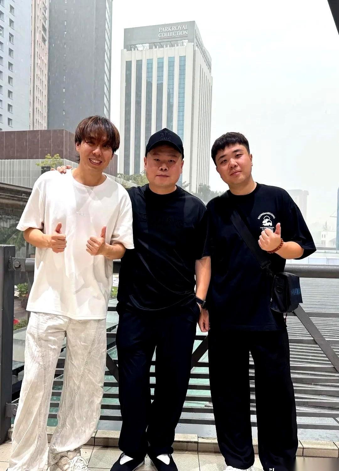 一张照片怼到我脸上。
吉隆坡，满坑满谷的人，黑压压一片，去看岳云鹏。
我当时就想