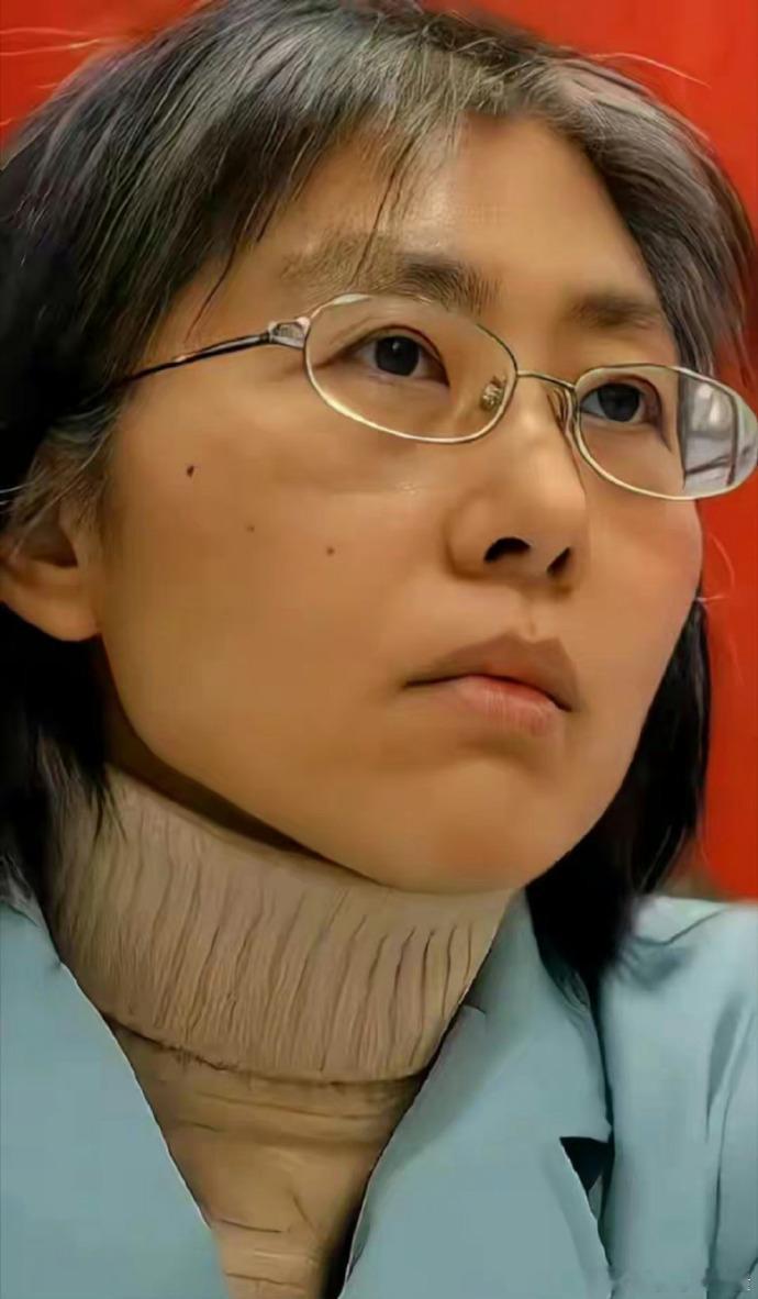 她是了不起的中国女人姬涛，长征五号背后的女人！她年纪不大，头发却斑白稀疏了，她就