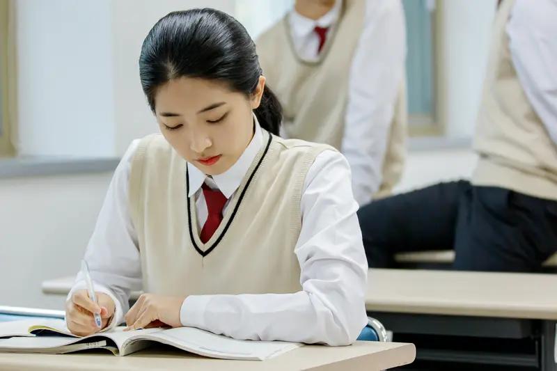 高中生破译班级保险箱密码被处分！是娃太聪明，还是学校管太严？
 
刷到深圳某高中