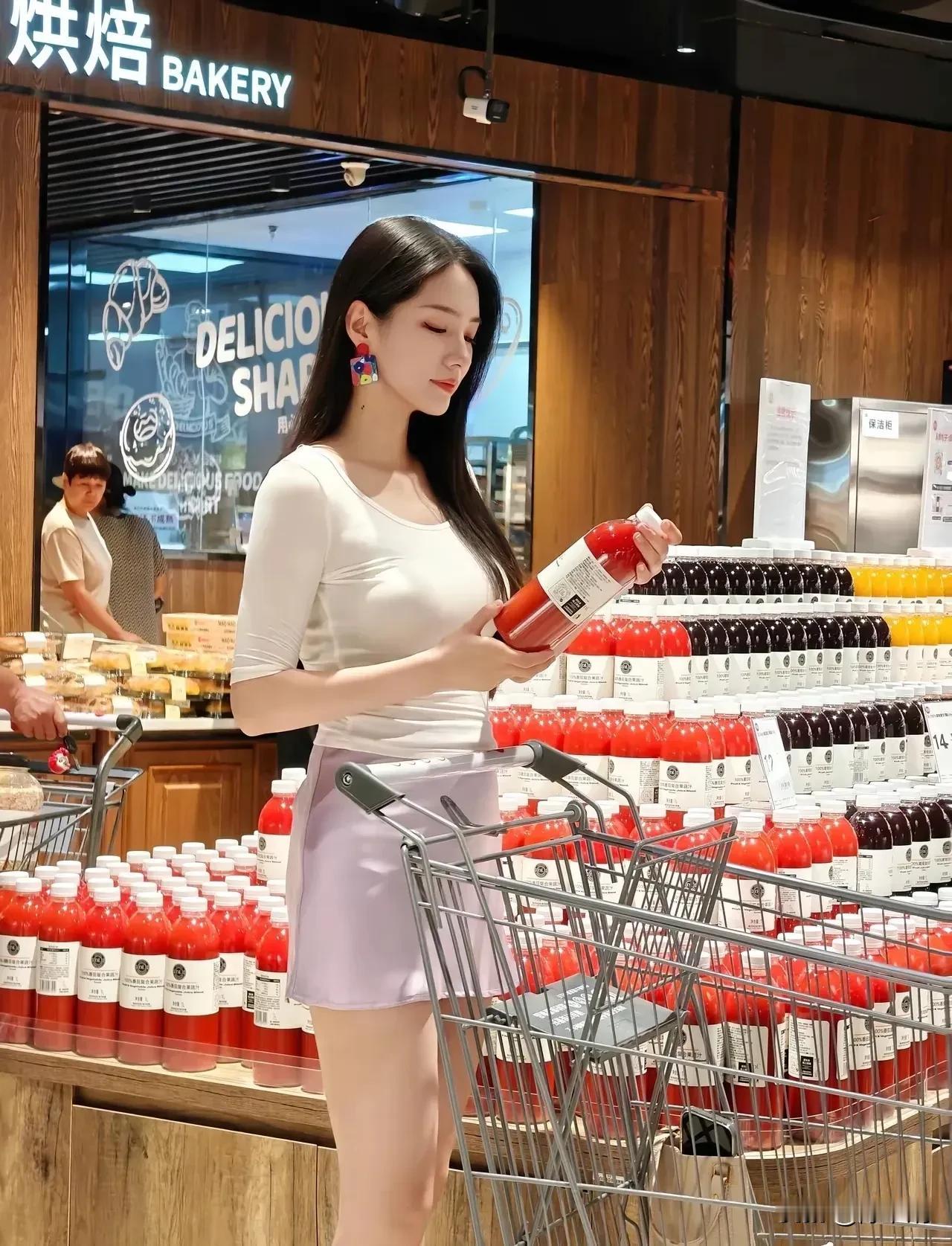 回眸一笑百媚生，六宫粉黛无颜色。