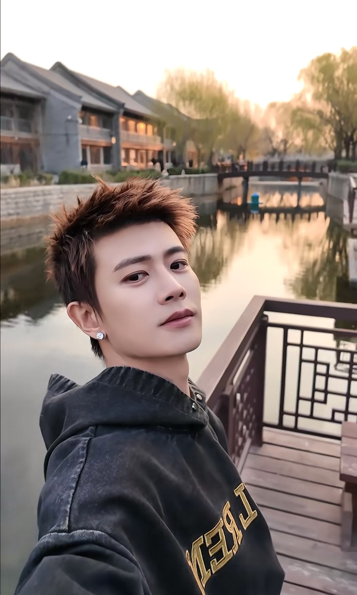 任嘉伦任嘉伦 逛老北京我可太熟了，不知道卤煮吃没吃，文创买没买，嘉伦哥反正我是卤