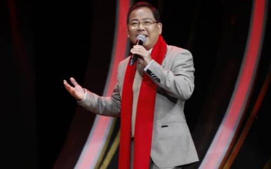 1984年的香港，有人说张明敏疯了。

亚运会还差6亿资金，这个刚靠一首歌火遍全