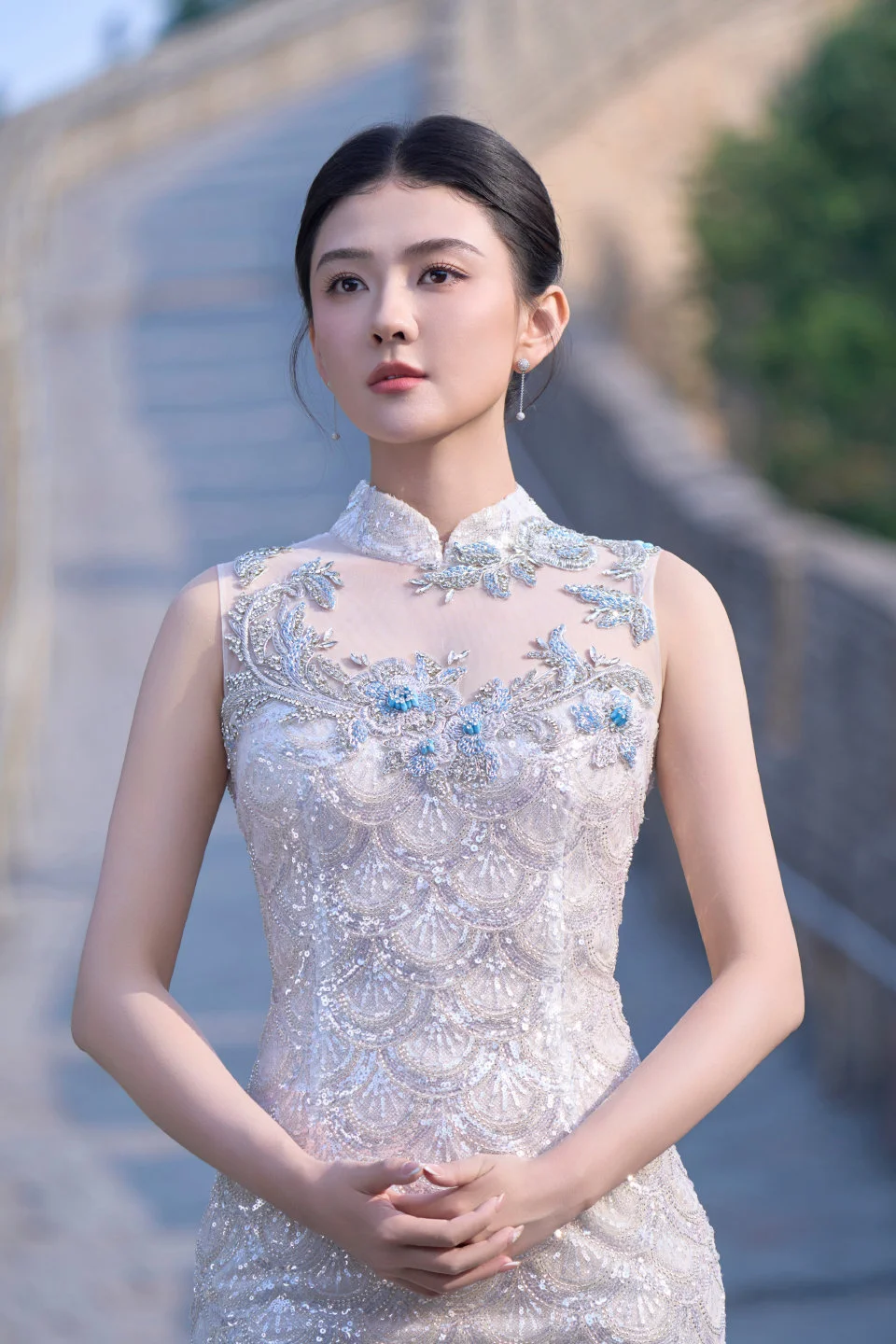 梁洁好国泰民安的一张脸