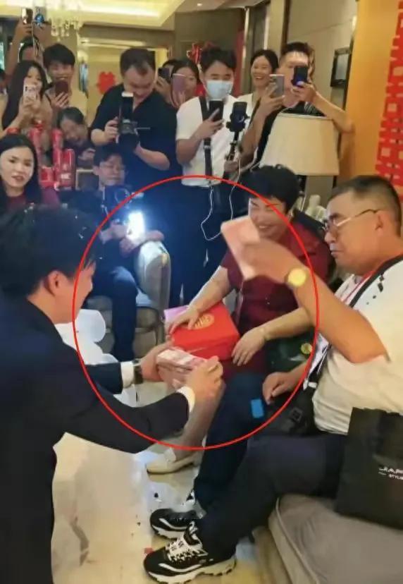 有钱就是霸气！
大双和喜梅的婚礼上，大双在喊喜梅父母改口时，喜梅的父母那就是砸钱