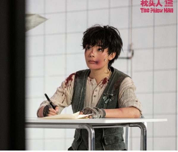 【陈丽君成《枕头人》12年来首位女版卡图兰】
在郑州大剧院完成预演后，鼓楼西12