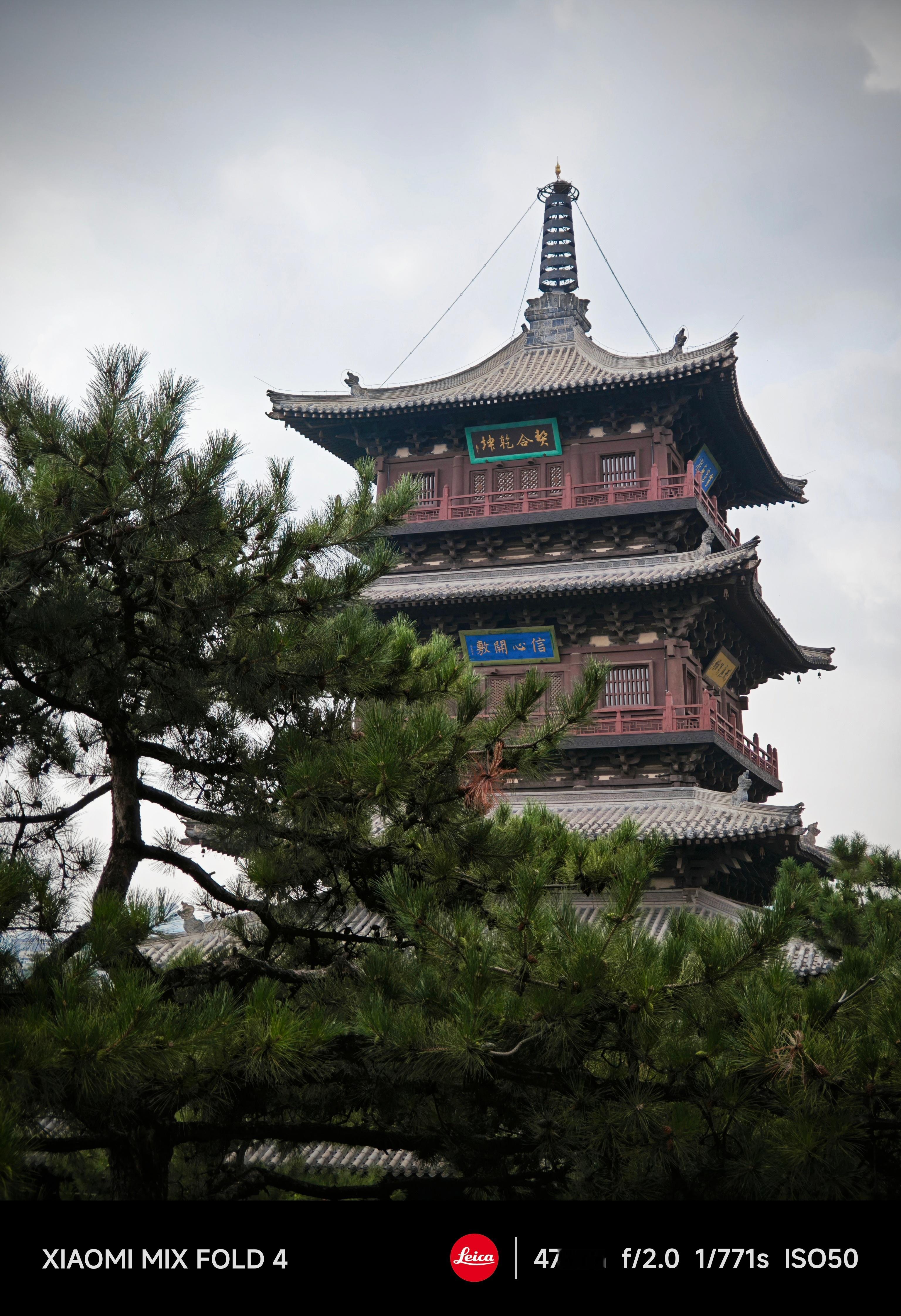 今天上午就逛了一个寺庙——华严寺，后来天气不好暴雨倾盆，以至于少逛法华寺和善化寺