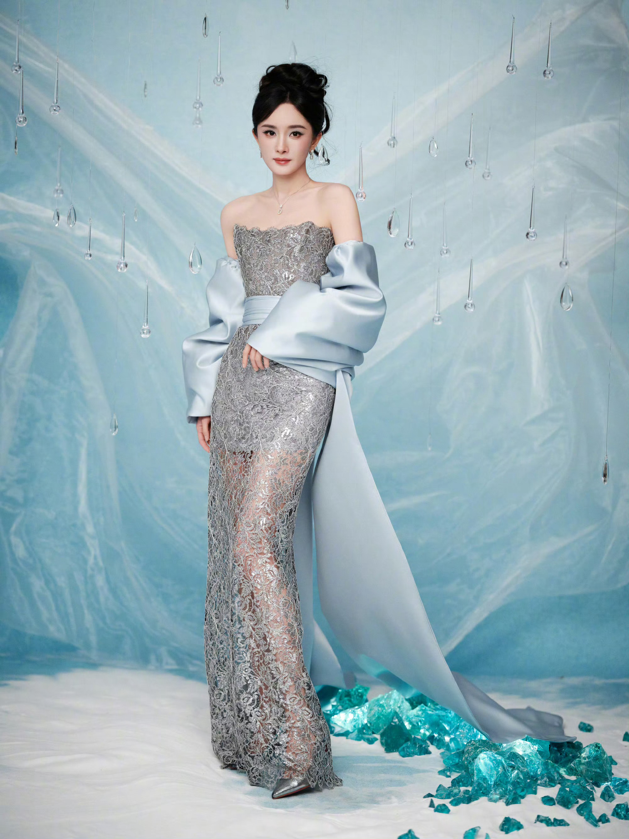 杨幂蓝色镂空裙看得出她是公主一袭蓝裙如碧波微漾，恍若洛神凌波而来。幂神，我们直播