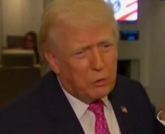 🔻记者：“你是否考虑仍然派遣地面部队，并且是否会不经国会同意就采取行动？”
?