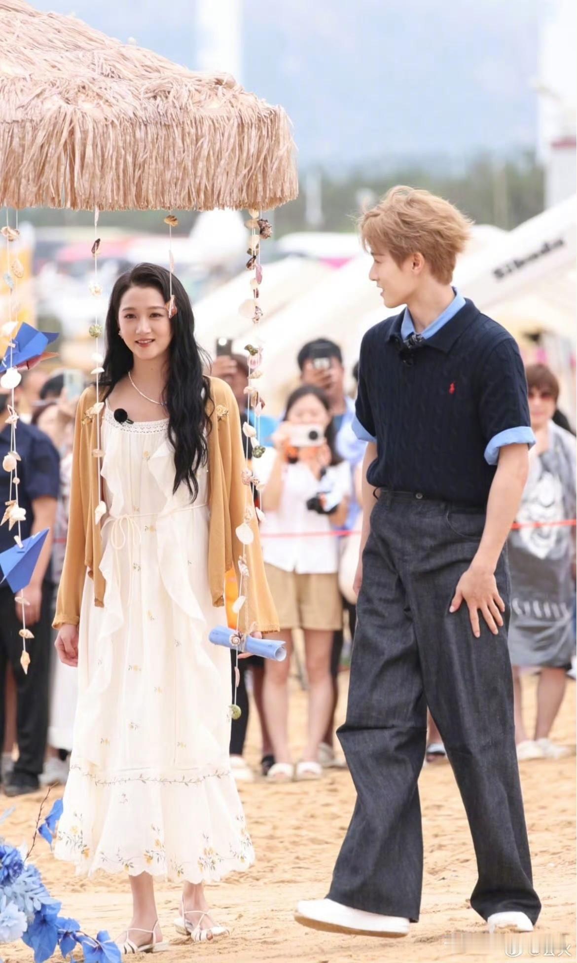 7月7日，关晓彤李昀锐海边共舞！
关晓彤未受鹿晗司晓迪一事影响，与李昀锐海边跳舞