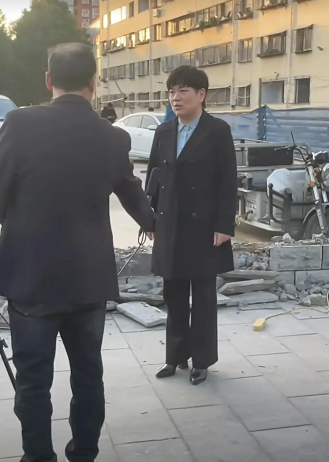 看来南阳市经十路小黄楼拆除近了，这不女领导都接受采访了！

等了这么久，终于是等