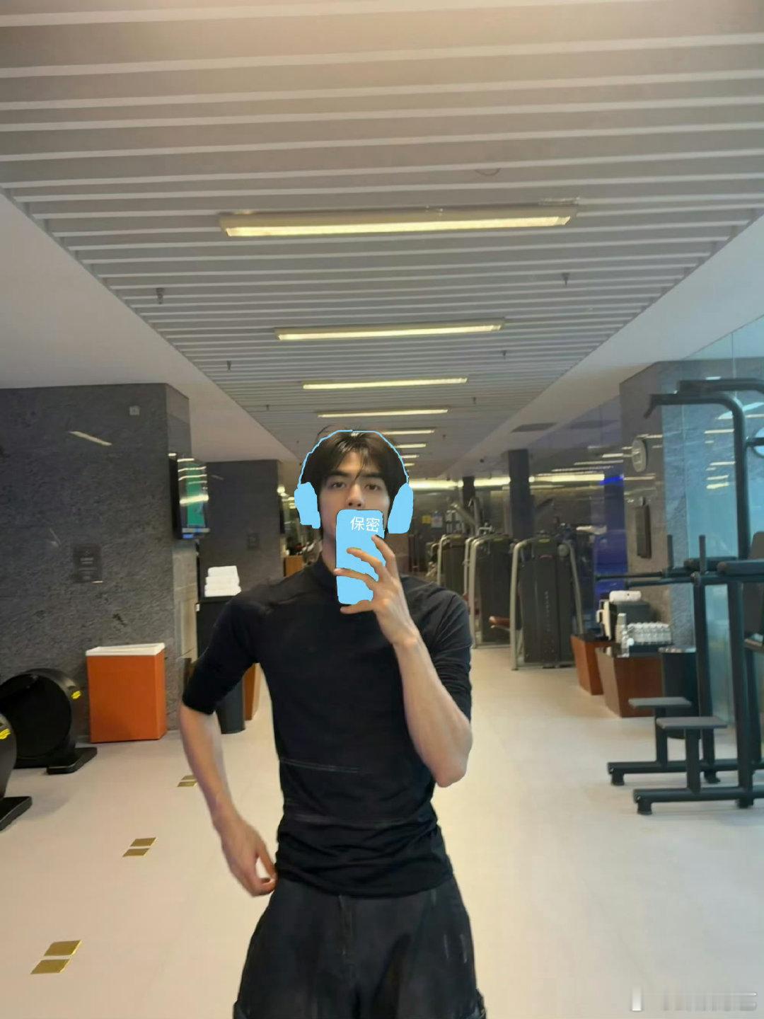 宋威龙画画给自己打码宋威龙手动打码打破常规的可爱小举动，手绘遮挡还不忘调侃保密，