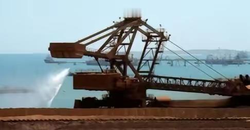 中国买矿石坚持用人民币，不玩美元那一套了。美国让澳大利亚必须用美元卖，结果自己又