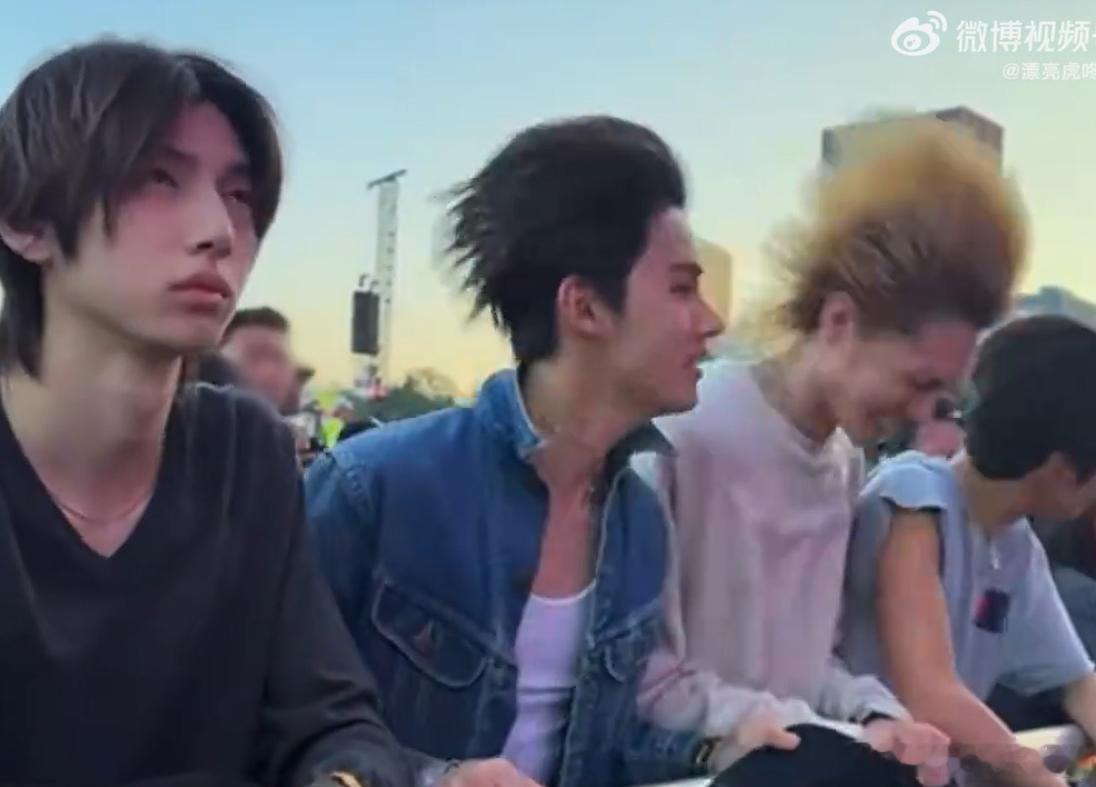 金主训音乐节独自忧郁救命这反差感谁顶得住，音乐节上别人都嗨到头发炸毛、放飞自我，