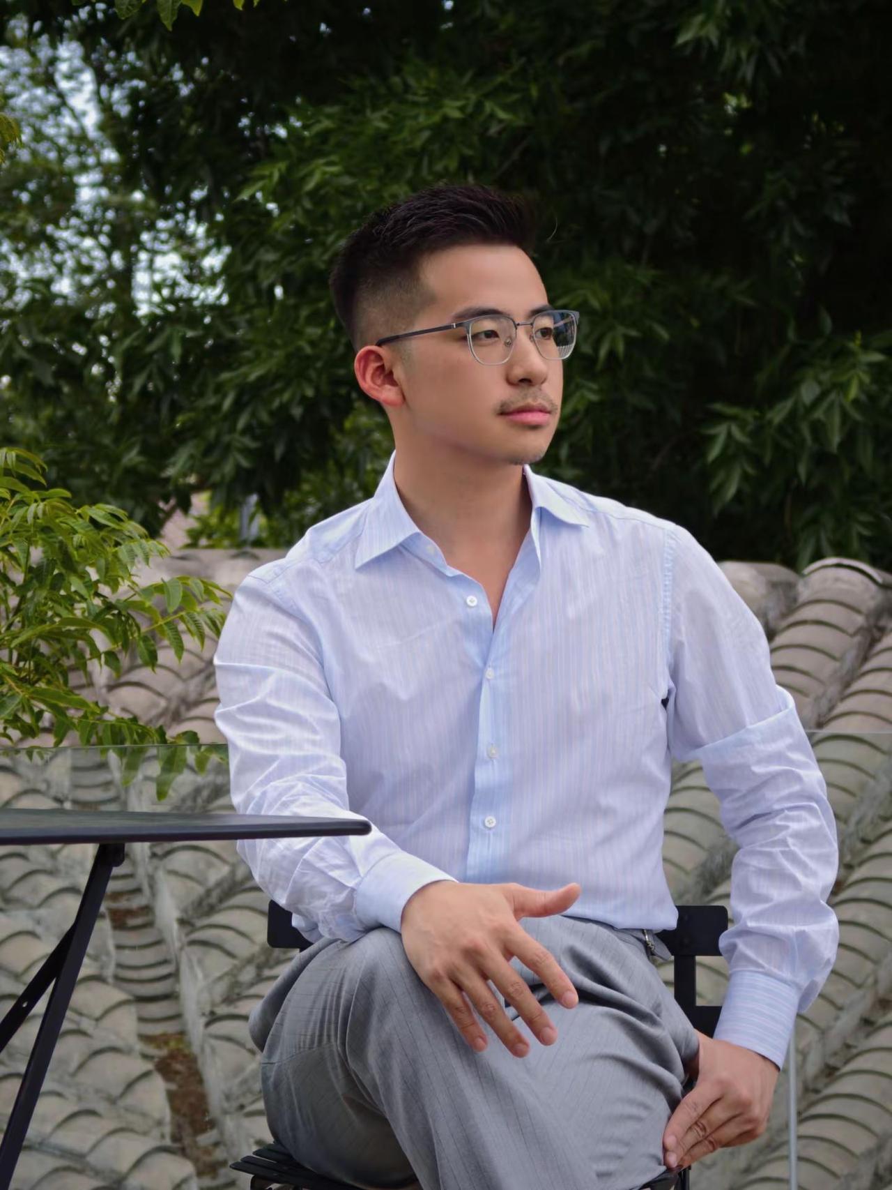 单穿衬衫刚刚好。正装皮鞋 正装男 户外正装随拍
