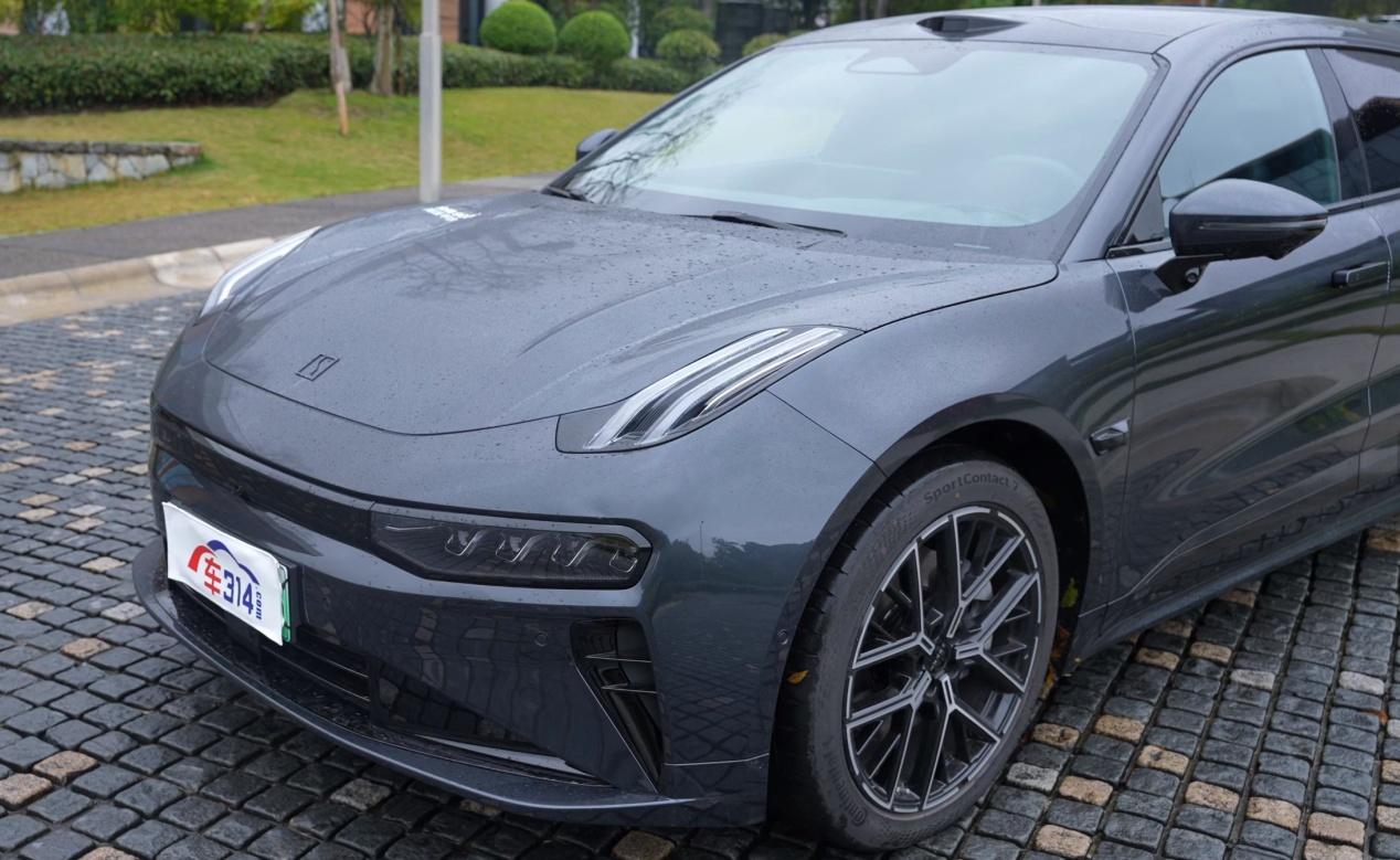 极氪001这车，虽然说尺寸并不小，但开起来你才知道它有多灵活！它的底盘明显很“韧