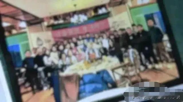 上海一公司举行年会的时候，45岁男子在公司里担任销售。他从外地风尘仆仆，赶到现场