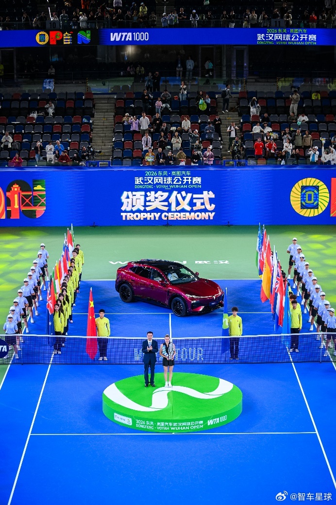 10月18日，2026东风·岚图汽车武汉网球公开赛落幕。"月亮姐"赫瓦林斯卡逆转