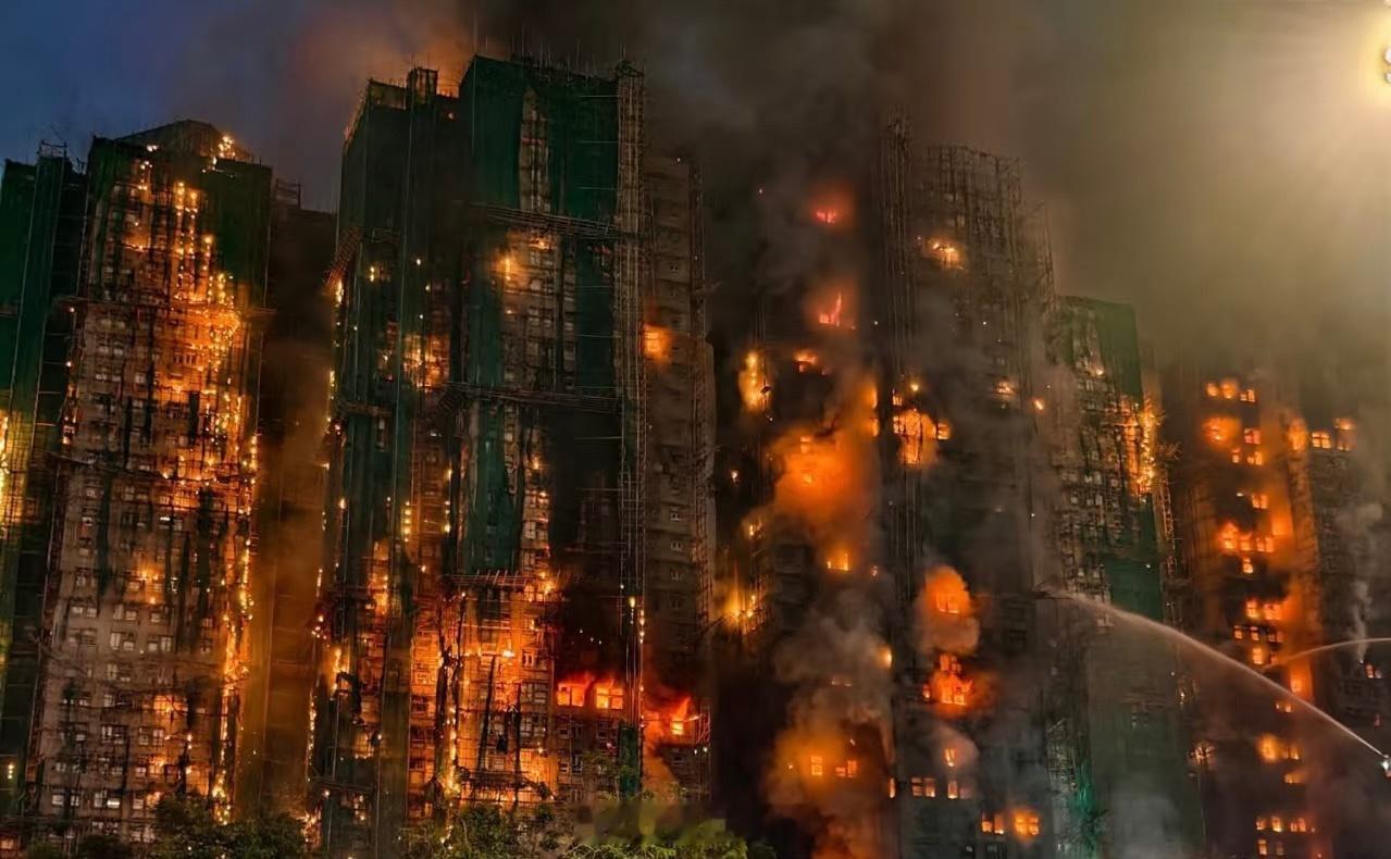 8栋楼，1900多户，从白天烧到晚上，40年楼龄翻新，图4外墙全都是搭建的竹制脚