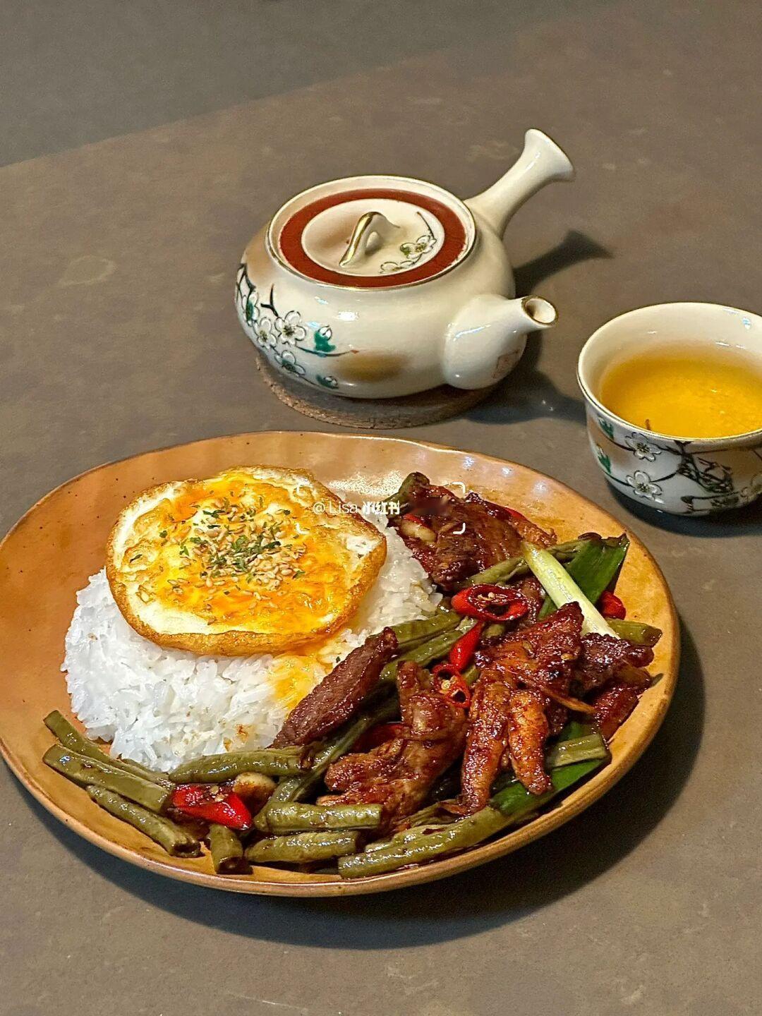 晚餐｜酸豆角五花肉盖饭🥓🫛✨｜巨香巨下饭