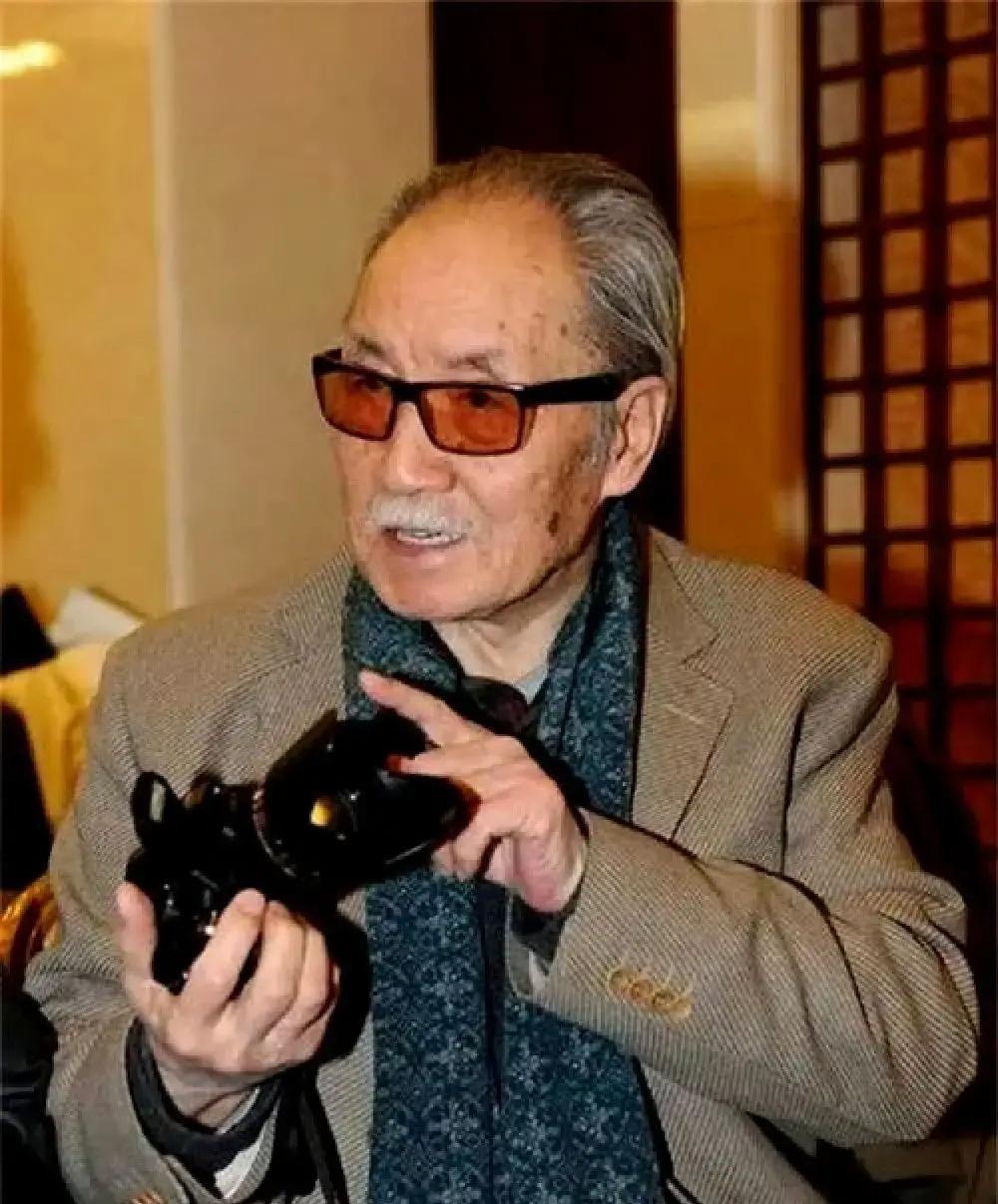 葛存壮咽气前几小时，在病房里跟葛优分了支烟。医生说不能抽，老爷子说没事，抽吧，葛