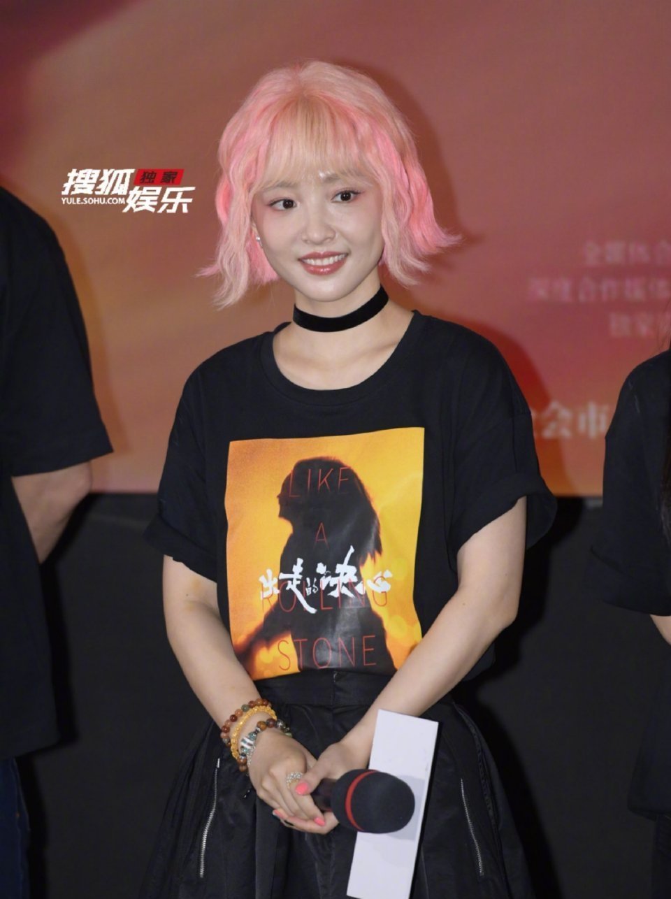 吴倩的粉头发造型看起来好怪诞 ​​​